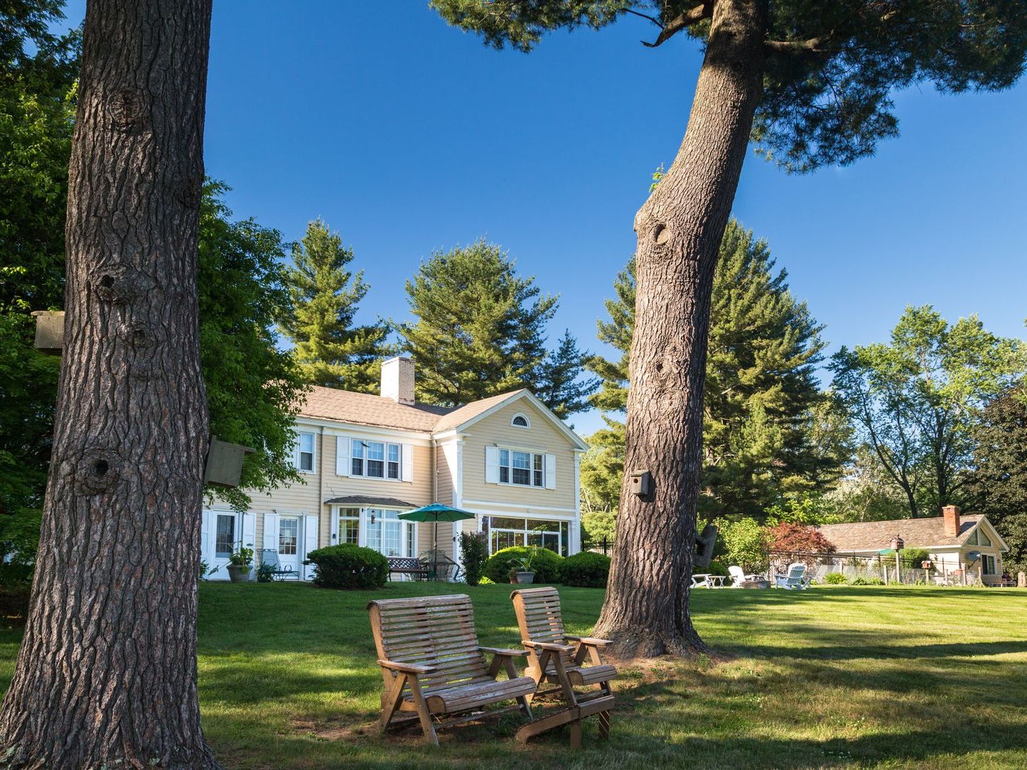 1800 Devonfield Inn, Lee, Massachusetts Bed and Breakfasts Inns