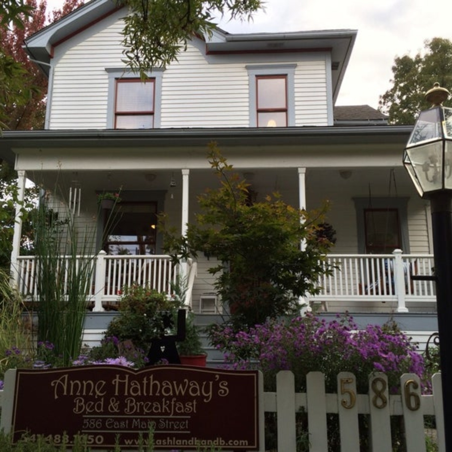 Anne Hathaways B&B and Garden Suites, Ashland, Oregon Bed and