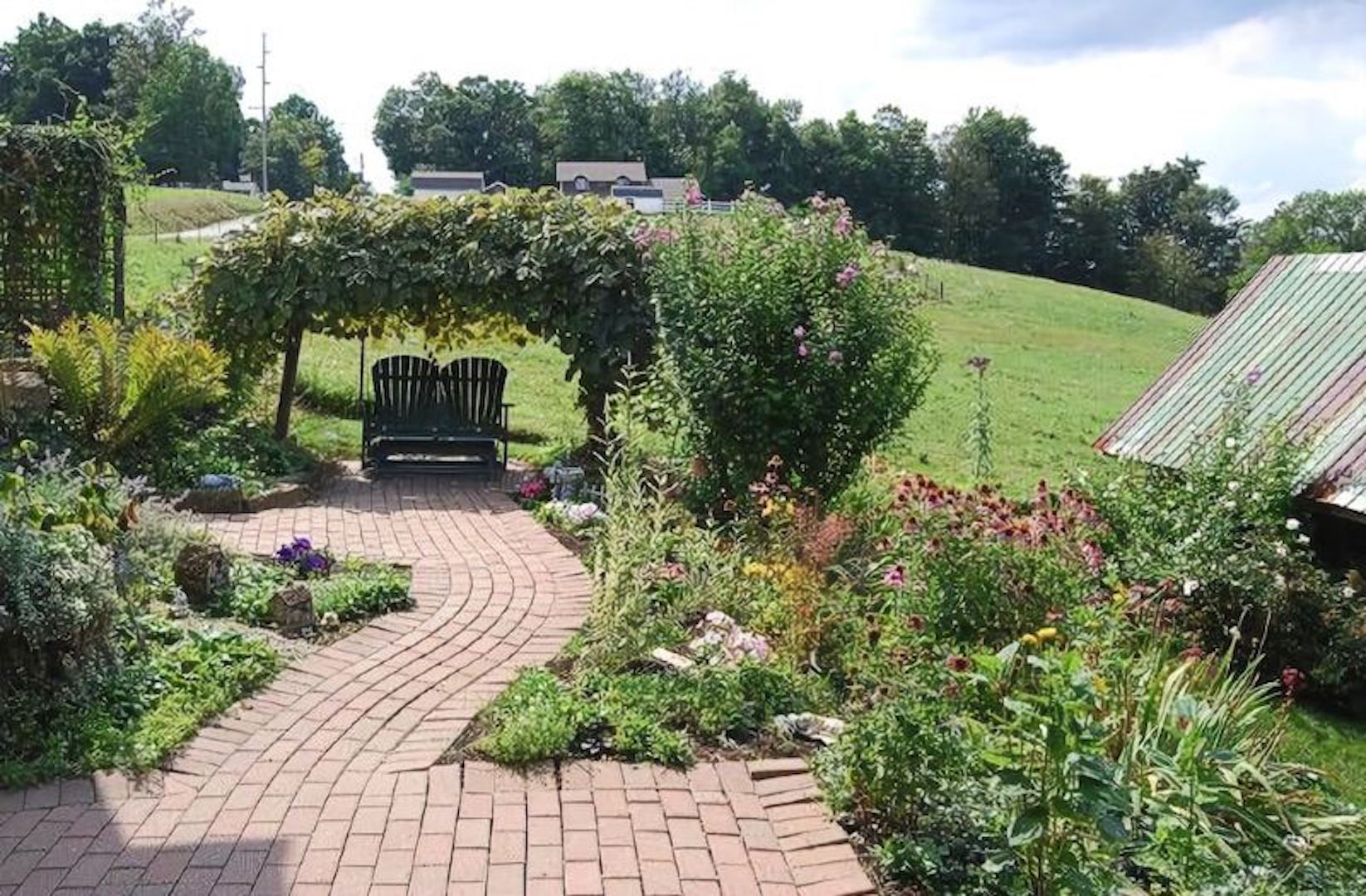 Garden Gate GetAWay Bed & Breakfast, Millersburg, Ohio Bed and