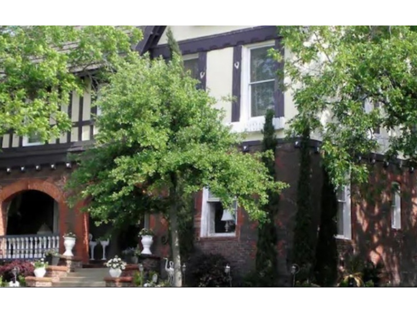 Lockheart Gables Romantic Bed and Breakfast, Fort Worth, Texas Bed and