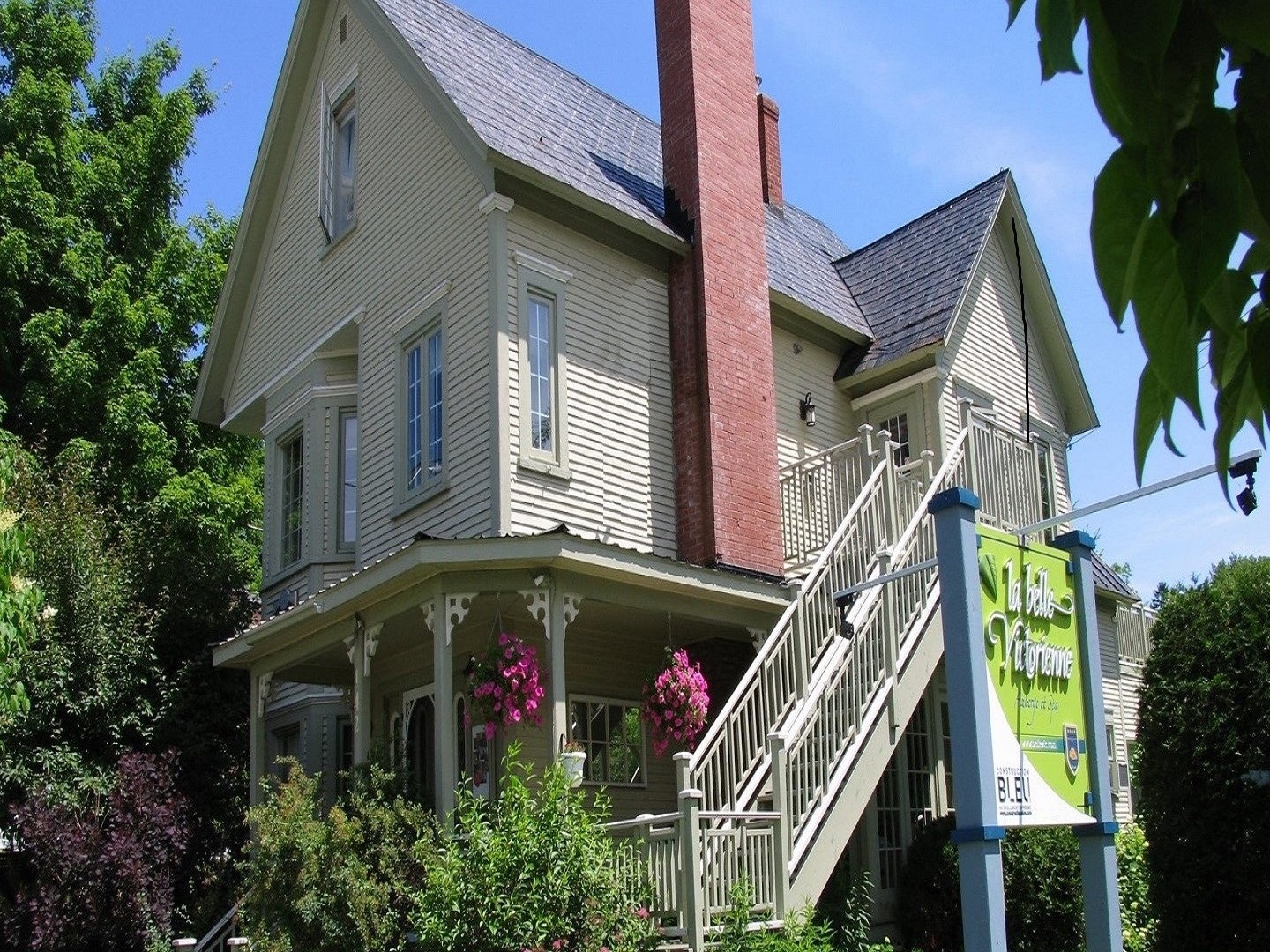 La Belle Victorienne Bed and Breakfast, Magog, Québec Bed and Breakfasts Inns