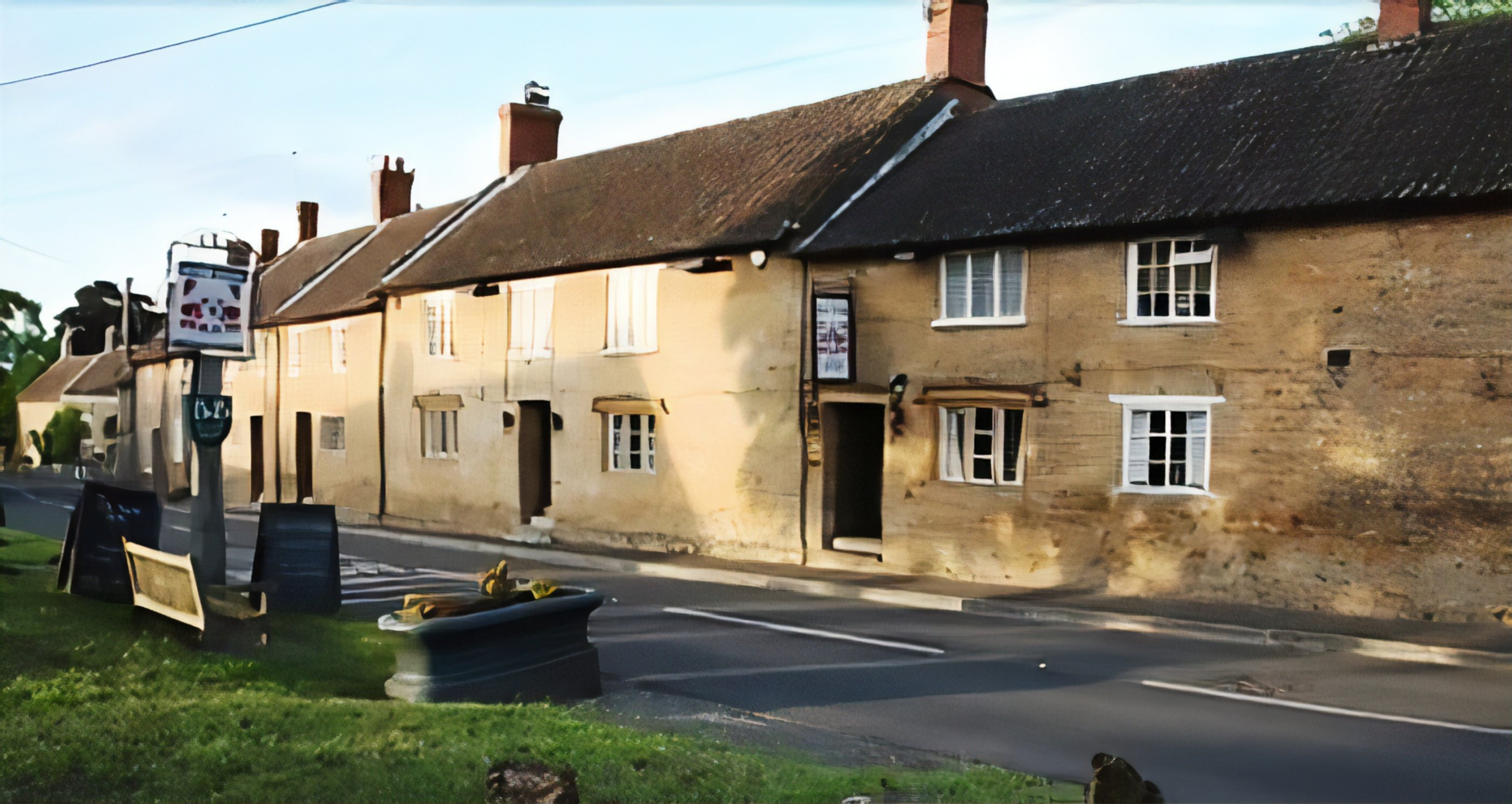 The Manor Arms, North Perrott, England Bed and Breakfasts Inns