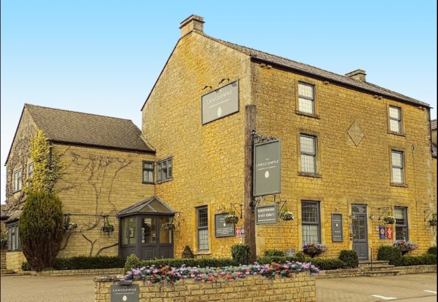 Lansdowne Villa Guest House, BourtonontheWater, England Bed and